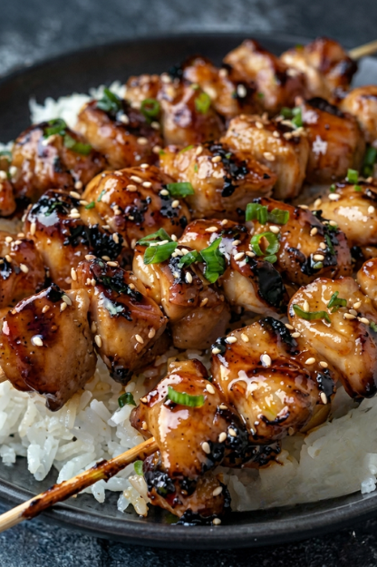 kanakintsuliha šašlõkk teriyaki ja seesamiseemnetega